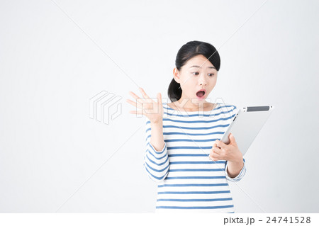 タブレット端末を持つ若い女性 タブレット端末を持つ若い女性 24741528