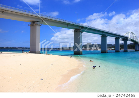 瀬底島 アンチ浜と瀬底大橋の写真素材