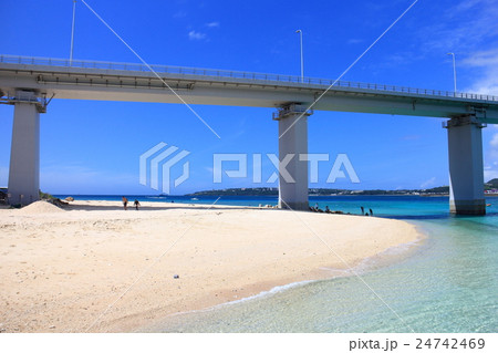 瀬底島 アンチ浜と瀬底大橋 瀬底島 アンチ浜と瀬底大橋 24742469