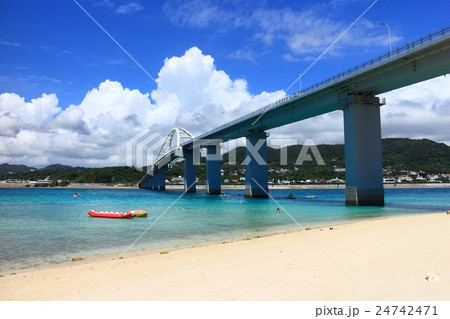 瀬底島 アンチ浜と瀬底大橋の写真素材