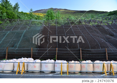 富士山富士宮5合目駐車場脇斜面の補強工事 富士山富士宮5合目駐車場脇斜面の補強工事 24743076
