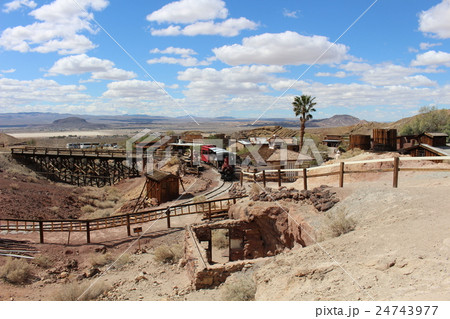 廃坑跡のゴーストタウンを走る蒸気機関車　アメリカ 24743977