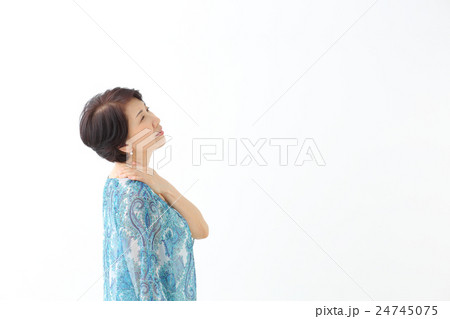 中年女性・肩こり 24745075