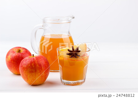 Fresh apple juice 24748812