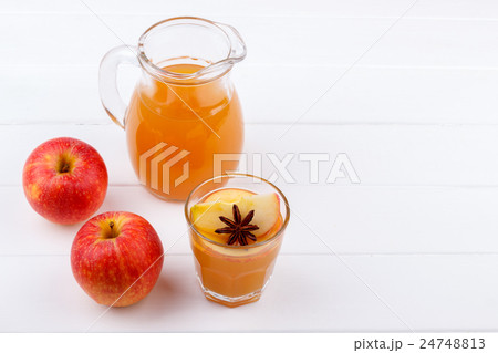 Fresh apple juice 24748813