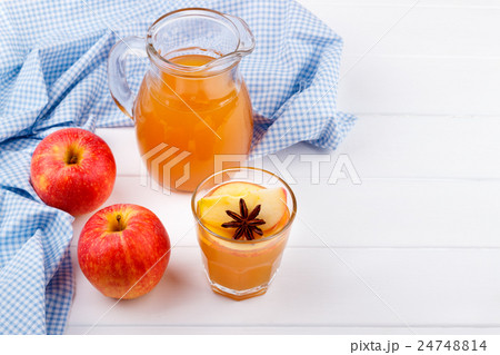 Fresh apple juice 24748814