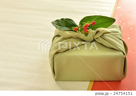 風呂敷包と赤い実　紅白の紙 24754151