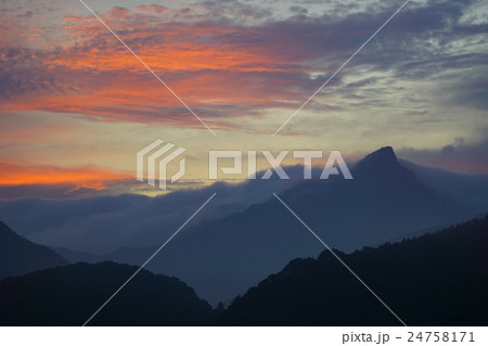 虚空蔵山の朝焼け 24758171