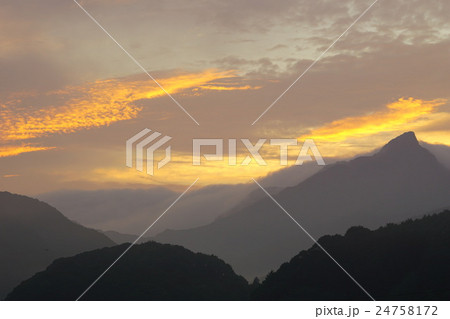 虚空蔵山の朝焼け 24758172