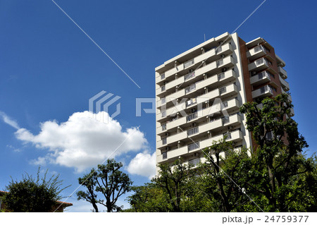 八潮パークタウンの集合住宅と青空 24759377