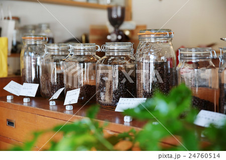 コーヒーショップに置かれたコーヒー豆 コーヒーショップに置かれたコーヒー豆 24760514