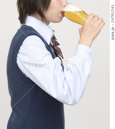 ビールを飲む未成年 ビールを飲む未成年 24761541