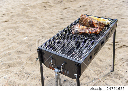 ビーチでスペアリブの焼肉 丸焼き ビーチでスペアリブの焼肉 丸焼き 24761625