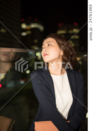 夜 女性 ポートレート 夜 女性 ポートレート 24761969