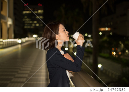 夜 女性 ポートレートの写真素材