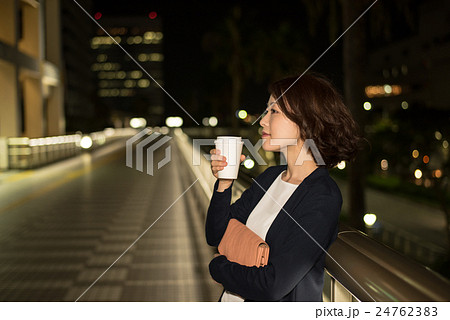 夜 女性 ポートレートの写真素材