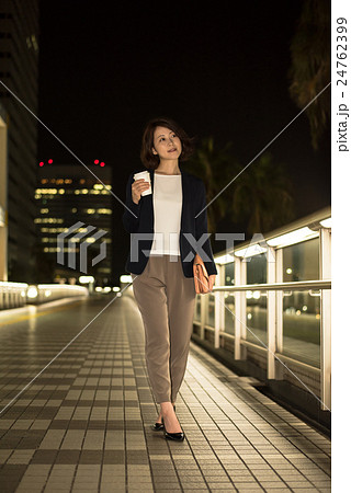 夜 女性 ポートレート 夜 女性 ポートレート 24762399