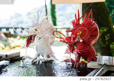 伊豆山神社手水舎の赤白二龍 伊豆山神社手水舎の赤白二龍 24762927