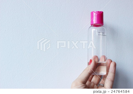 化粧水を持つ手 化粧水を持つ手 24764584
