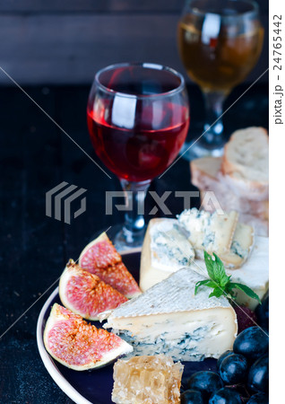 Grape, cheese, figs and honey 24765442