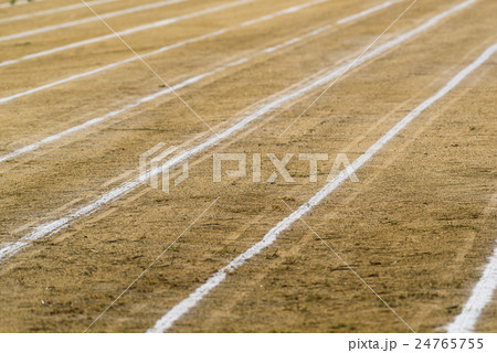土のグランドと白線 24765755
