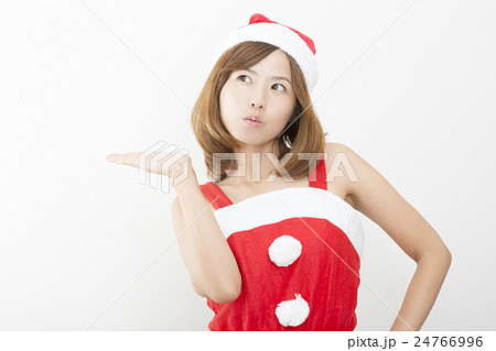 女性 クリスマス サンタクロース衣装 帽子 室内 両手 手差し おすすめ 指し示す 白壁 女性 クリスマス サンタクロース衣装 帽子 室内 両手 手差し おすすめ 指し示す 白壁 24766996