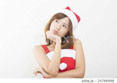 女性 クリスマス サンタクロース衣装 帽子 上半身 室内 困る 悩む 困惑 考える 女性 クリスマス サンタクロース衣装 帽子 上半身 室内 困る 悩む 困惑 考える 24766998