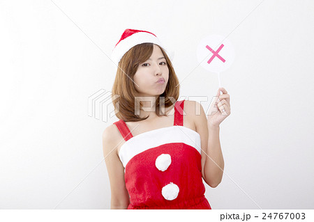×　バツ　ばつ　だめ　NG　悪い　クリスマス　サンタクロース衣装　バストアップ　室内 24767003