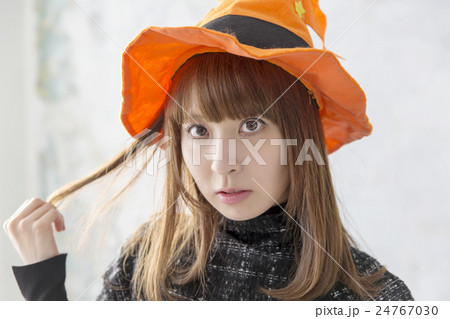 女性　ポートレート　ハロウィン　イメージ 　カメラ目線　見つめる　驚く　室内 24767030