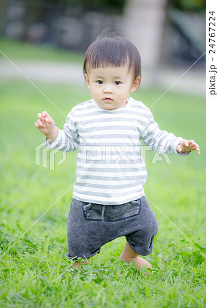 よちよち歩きの子供の写真素材