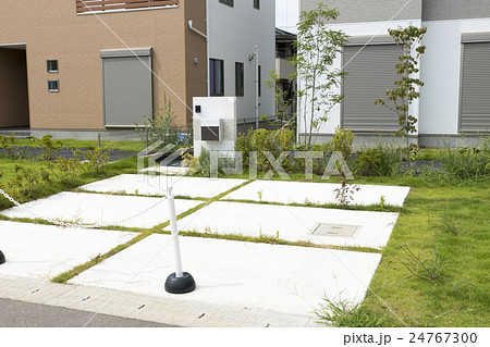 住宅 駐車場 デザイン 溝 排水 植栽 植え込みの写真素材