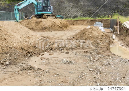 住宅　分譲住宅　宅地造成　区画　基礎工事前イメージ　ショベルカー　掘削 24767304