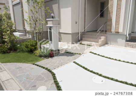 住宅　戸建て　イメージ　植栽　駐車場　玄関アプローチ　デザイン 24767308