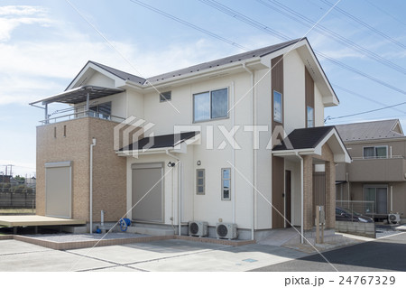 住宅 住宅街 イメージ 広い敷地 晴天 空 住宅 住宅街 イメージ 広い敷地 晴天 空 24767329