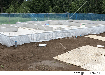 住宅 工事現場 基礎工事 土台 コンクリート 型枠 配筋 ベタ基礎 耐震性の写真素材