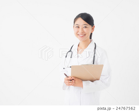 問診票を持った女性医師 問診票を持った女性医師 24767562