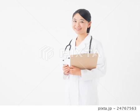 問診票を持った女性医師 問診票を持った女性医師 24767563