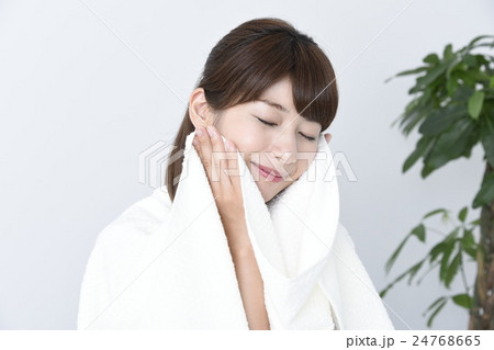 ビューティ　美容　皮膚　皮膚科　相談　女性　アップ　笑顔　タオル　上半身　白バック　余白 24768665