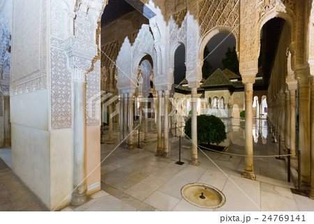 Court of the Lions at Alhambra in night 24769141