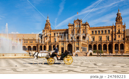 Touristic horse carriages at Plaza de Espana 24769223