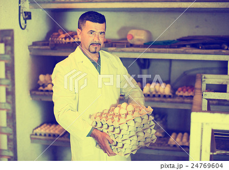 Man holding carton with eggs 24769604