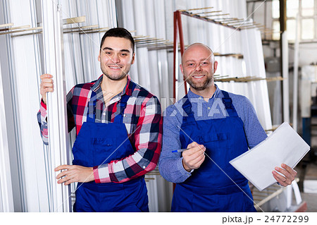 Worker at factory with boss 24772299