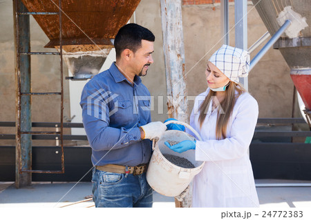 Veterinarian and farmer in pigsty Veterinarian and farmer in pigsty 24772383