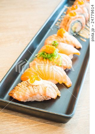Salmon sushi 24779614
