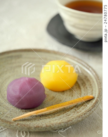 紫芋とカボチャのあんころ餅とお茶 24780775