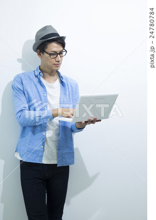若い男性 若い男性 24780784