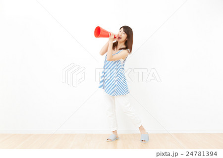 女性　応援　リビング　コピースペース 24781394