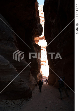 ぺトラ遺跡 シーク(峡谷) エル・ハズネ(宝物殿) ぺトラ遺跡 シーク(峡谷) エル・ハズネ(宝物殿) 24781577