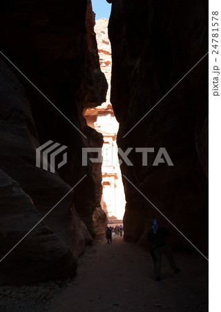 ぺトラ遺跡 シーク(峡谷) エル・ハズネ(宝物殿) ぺトラ遺跡 シーク(峡谷) エル・ハズネ(宝物殿) 24781578