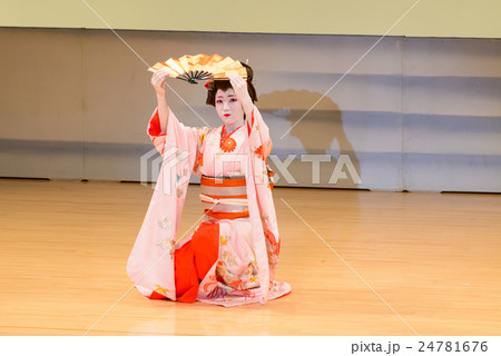 日本舞踊を踊る女性 日本舞踊を踊る女性 24781676